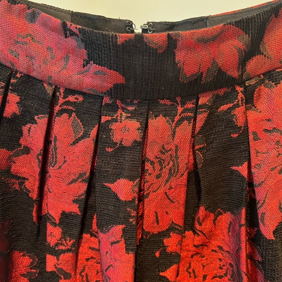 Alice + Olivia Floral Pleated Skirt. Size 2 - Picture 4 of 8